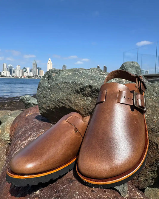 Botas Hasta La Muerte Horween Natural Chromexcel zero drop clogs with adjustable ankle strap and Vibram soles handcrafted in León Mexico.