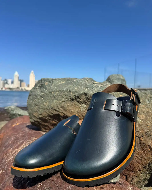 Botas Hasta La Muerte dark navy Horween Chromexcel zero drop clogs with adjustable ankle strap and Vibram soles handcrafted in León Mexico.