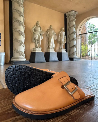 Botas Hasta La Muerte Horween Natural Essex zero drop clogs with vegetable tanned leather midsole and Vibram soles handcrafted in León Mexico.