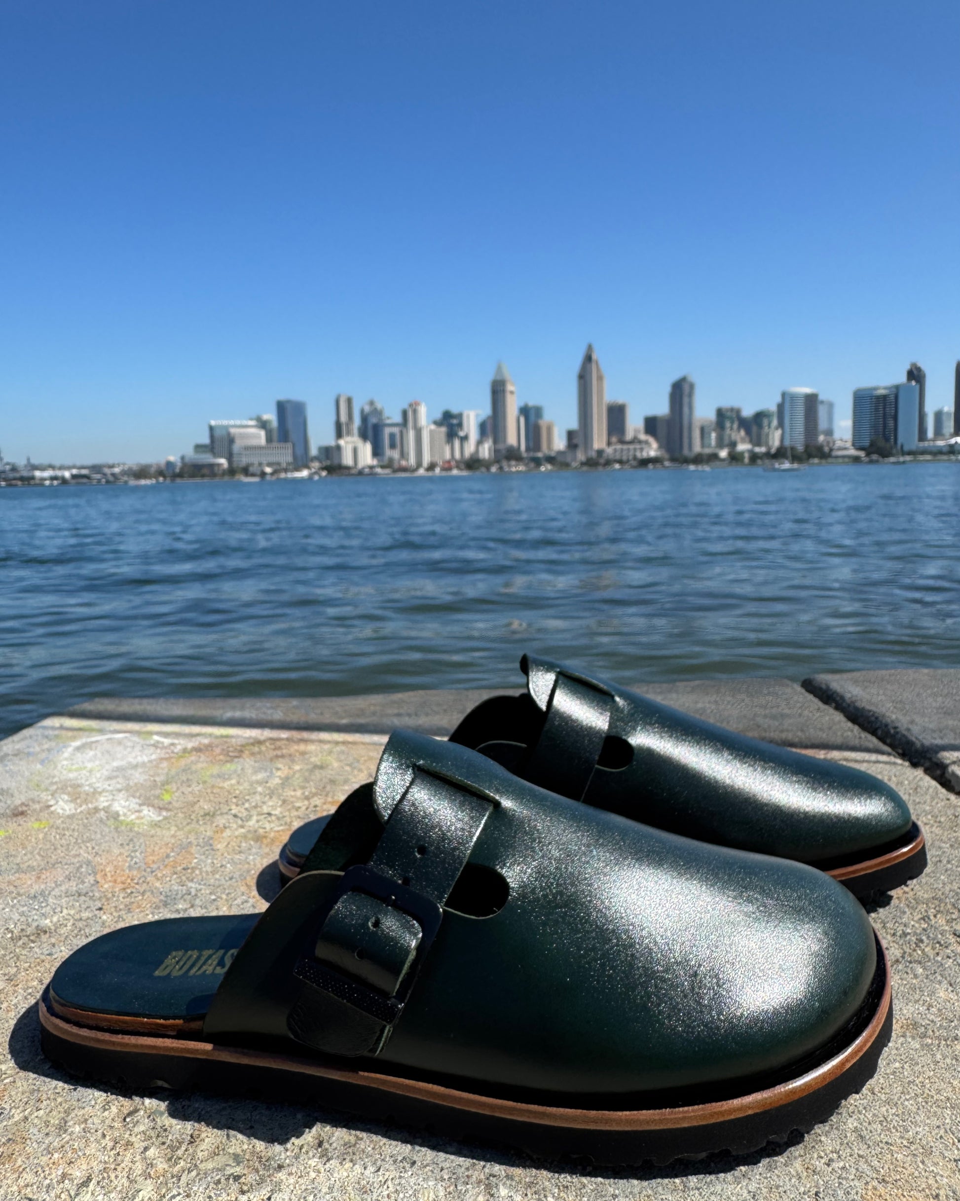 Botas Hasta La Muerte hunter green vegetable tanned zero drop clogs with adjustable leather strap and Vibram soles handcrafted in León Mexico.