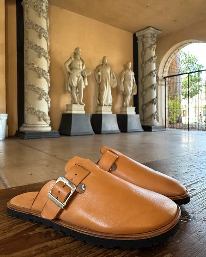 Botas Hasta La Muerte Horween Natural Essex zero drop clogs with vegetable tanned leather midsole and Vibram soles handcrafted in León Mexico.