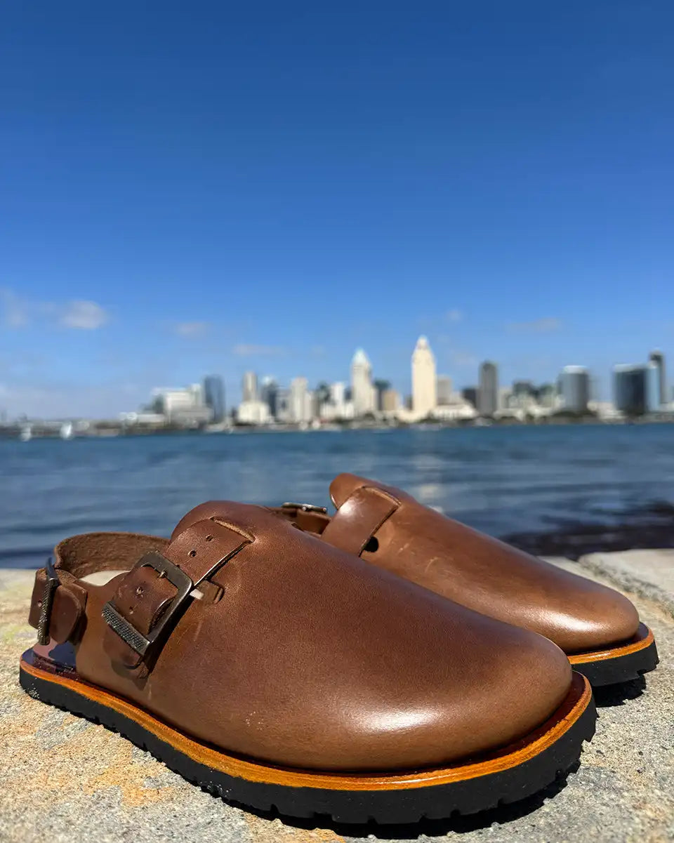 Botas Hasta La Muerte Horween Natural Chromexcel zero drop clogs with adjustable ankle strap and Vibram soles handcrafted in León Mexico.