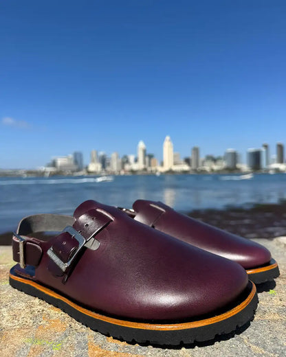Botas Hasta La Muerte Horween Plum Cavalier zero drop clogs with adjustable ankle strap and Vibram soles handcrafted in León Mexico.