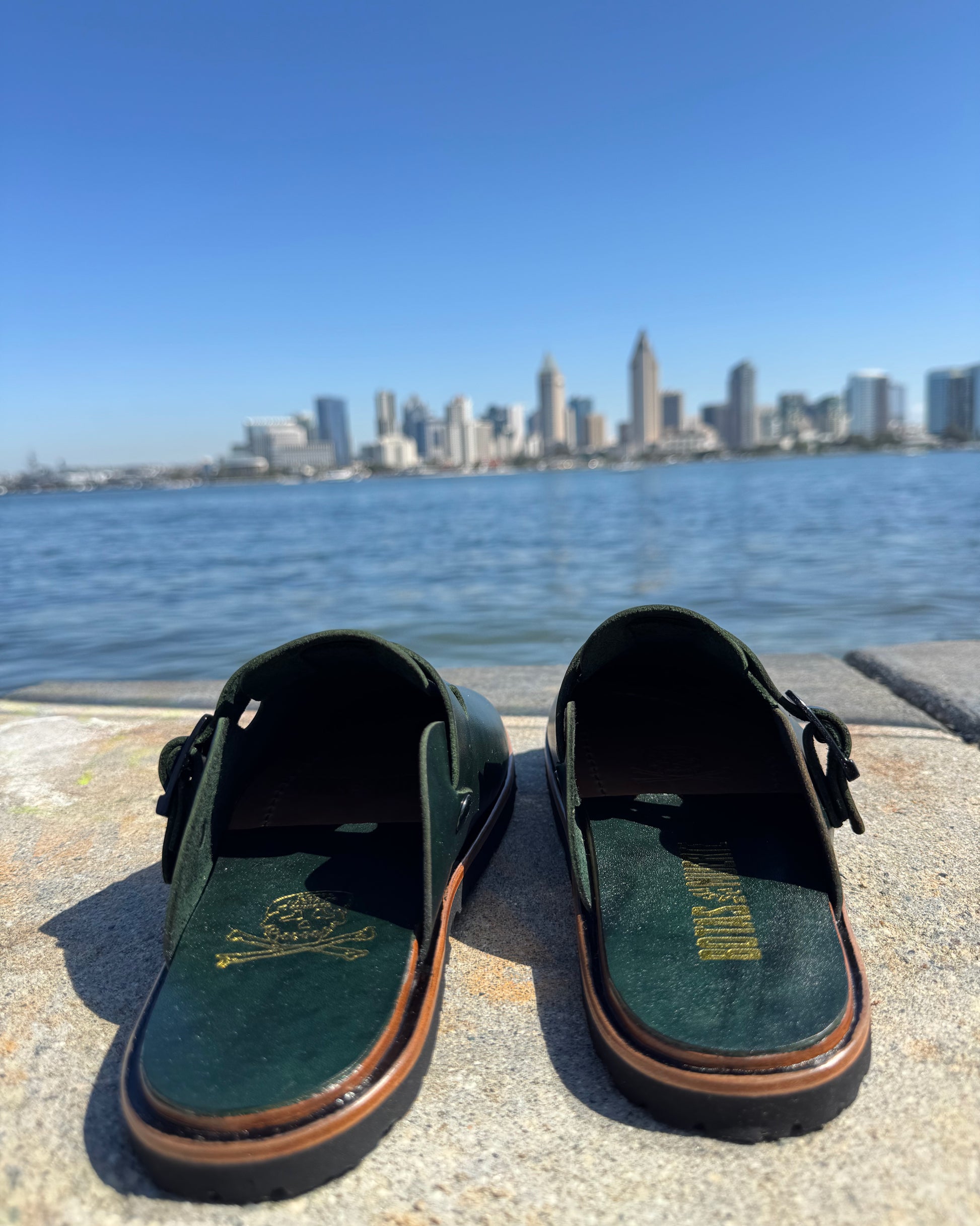 Botas Hasta La Muerte hunter green vegetable tanned zero drop clogs with adjustable leather strap and Vibram soles handcrafted in León Mexico.