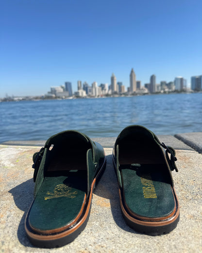 Botas Hasta La Muerte hunter green vegetable tanned zero drop clogs with adjustable leather strap and Vibram soles handcrafted in León Mexico.