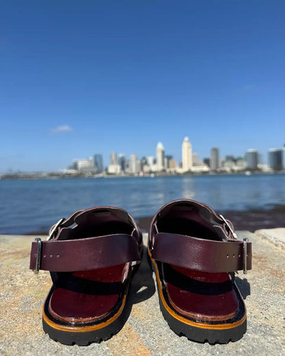 Botas Hasta La Muerte Horween Plum Cavalier zero drop clogs with adjustable ankle strap and Vibram soles handcrafted in León Mexico.