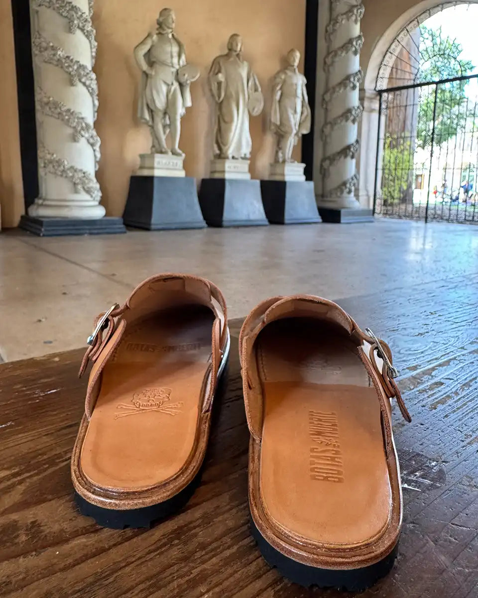 Botas Hasta La Muerte Horween Natural Essex zero drop clogs with vegetable tanned leather midsole and Vibram soles handcrafted in León Mexico.