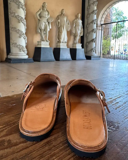 Botas Hasta La Muerte Horween Natural Essex zero drop clogs with vegetable tanned leather midsole and Vibram soles handcrafted in León Mexico.