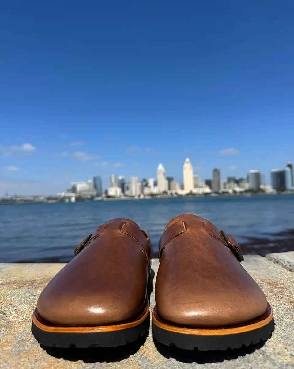 Botas Hasta La Muerte Horween Natural Chromexcel zero drop clogs with adjustable ankle strap and Vibram soles handcrafted in León Mexico.
