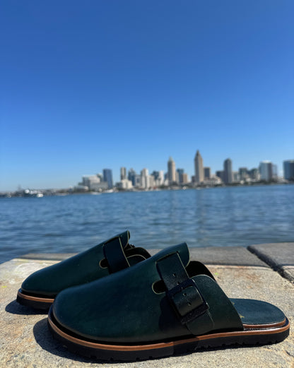 Botas Hasta La Muerte hunter green vegetable tanned zero drop clogs with adjustable leather strap and Vibram soles handcrafted in León Mexico.