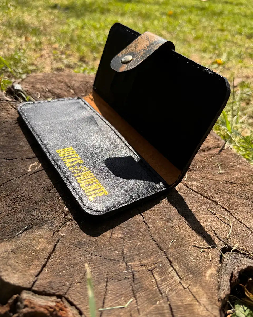 Botas Hasta La Muerte camouflage cowhide leather trucker wallet with brass snap closure handcrafted in León Mexico.